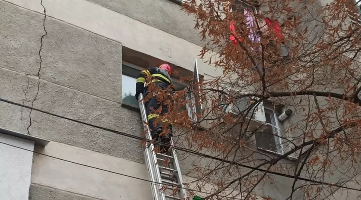 Un copil de un an și nouă luni din Bârlad a fost salvat de pompieri, după ce a blocat ușa apartamentului în urma mamei sale