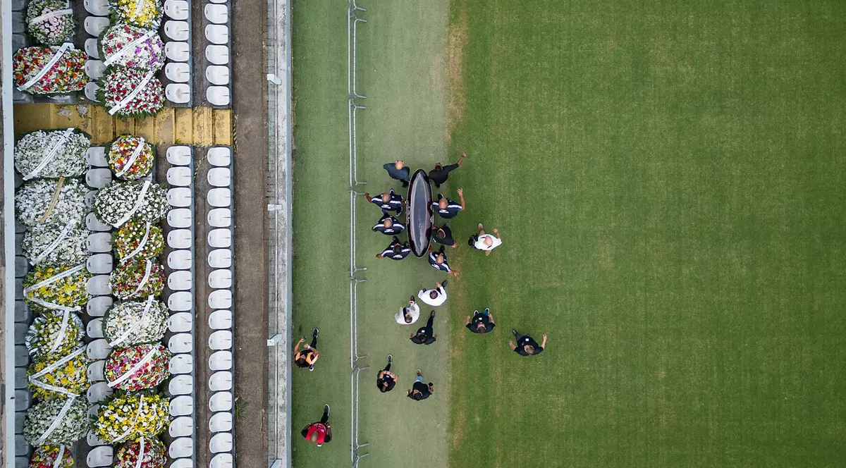 Sicriul cu trupul lui Pele a ajuns la stadionul din Santos. Cortegiul, însoțit de focuri de artificii și urale