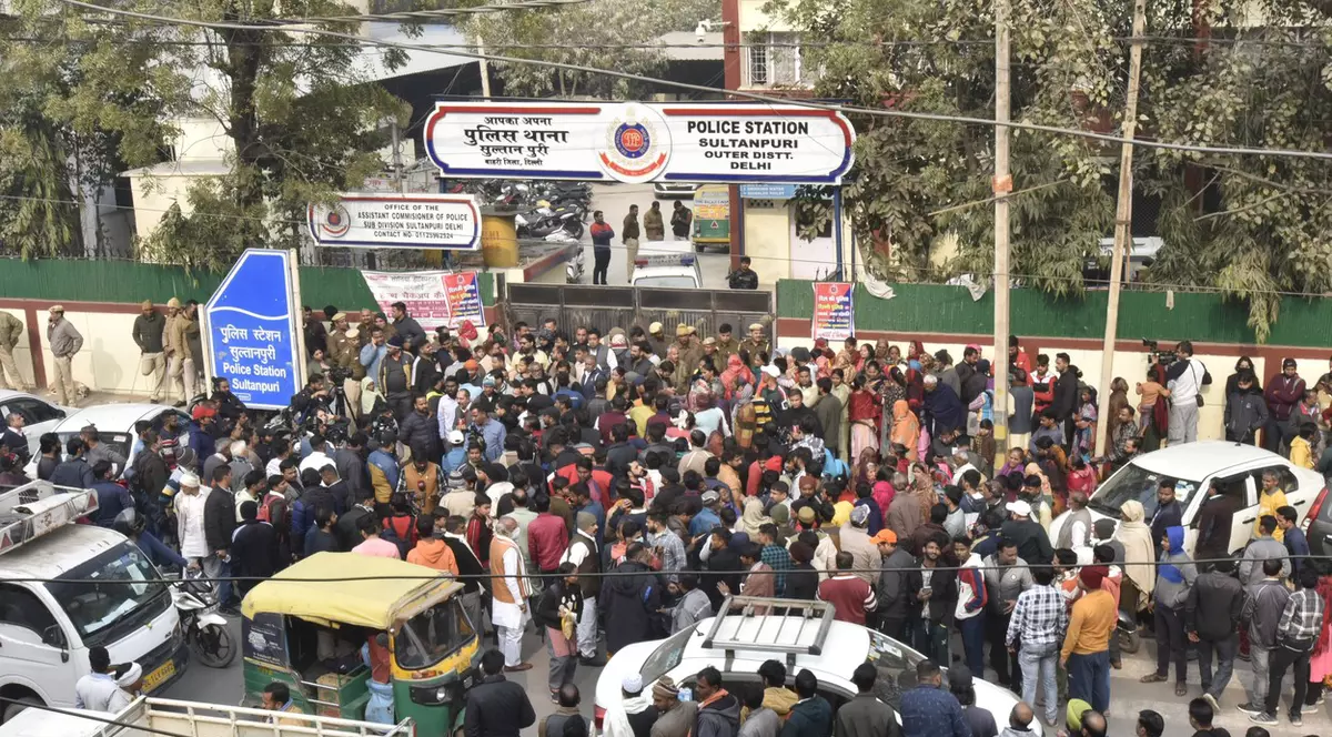 Revoltă în India, după ce o tânără a fost acroșată de o mașină și târâtă aproape o oră. „Muzica dată tare i-a acoperit țipetele”