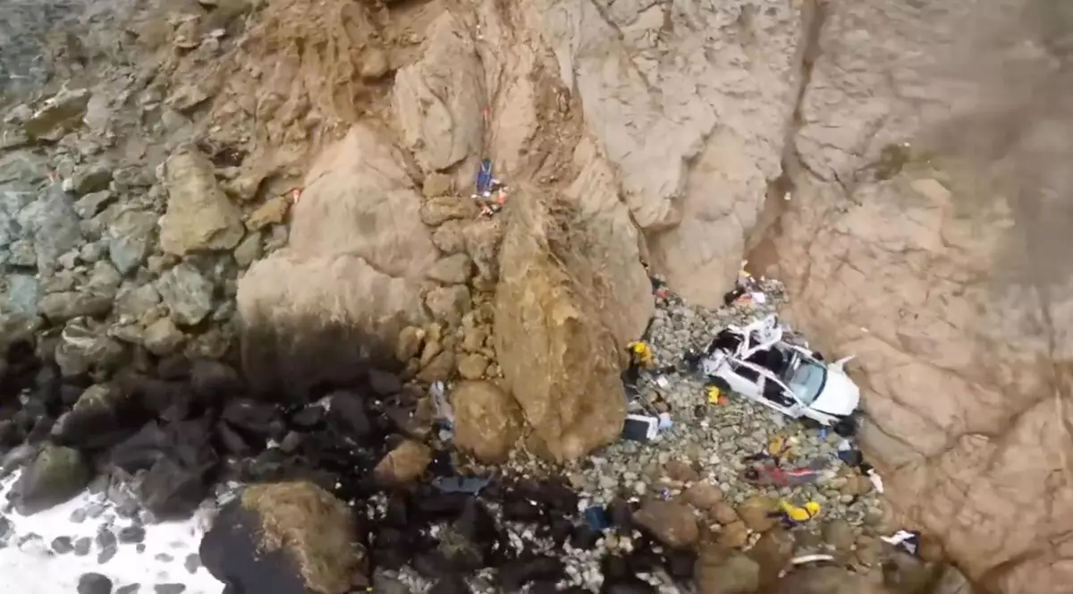 Un bărbat din California a zburat intenționat cu mașina sa Tesla de pe o stâncă, cu o femeie și doi copii la bord