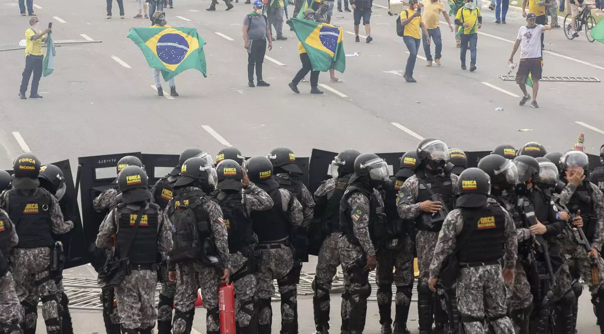 Revoltă în Brazilia. Peste 400 de oameni arestați după ce au intrat cu forța în principalele instituţii ale puterii