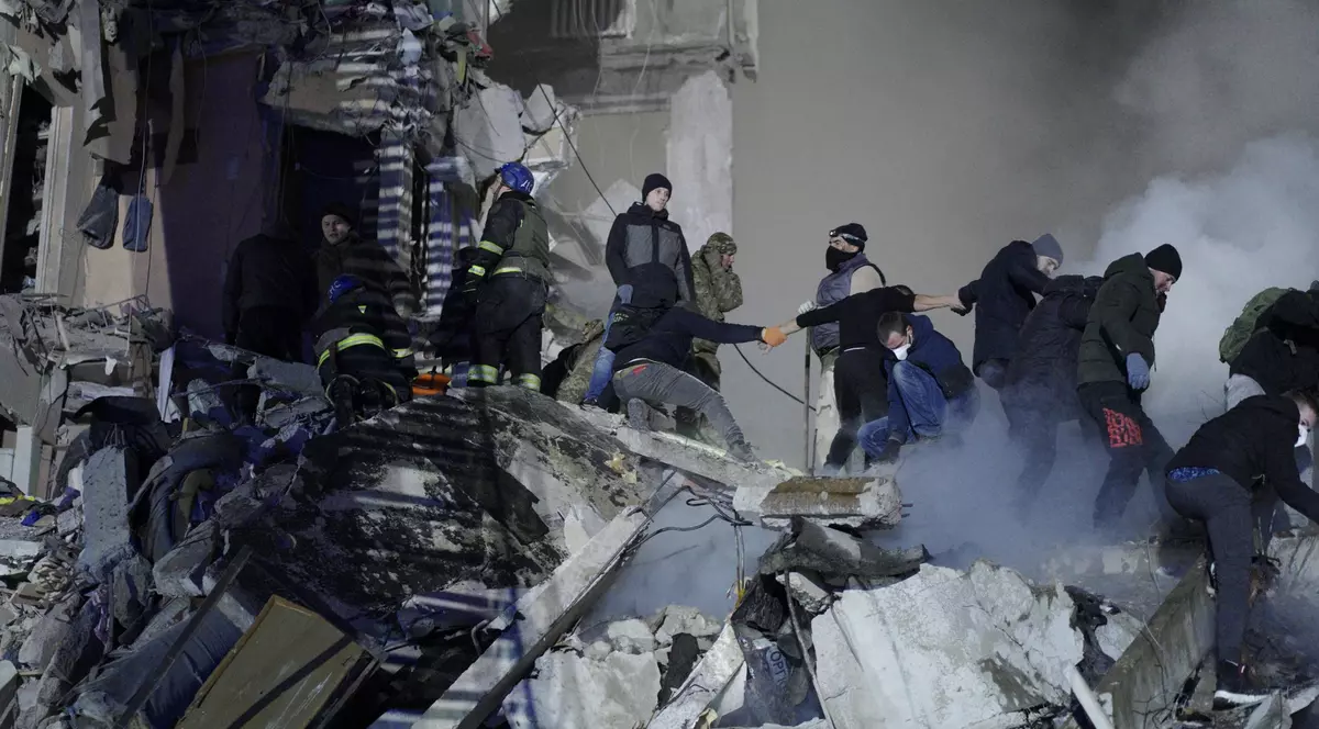 Imagini de la operațiunile de salvare a oamenilor prinși sub ruinele blocului lovit de o rachetă rusească în Dnipro