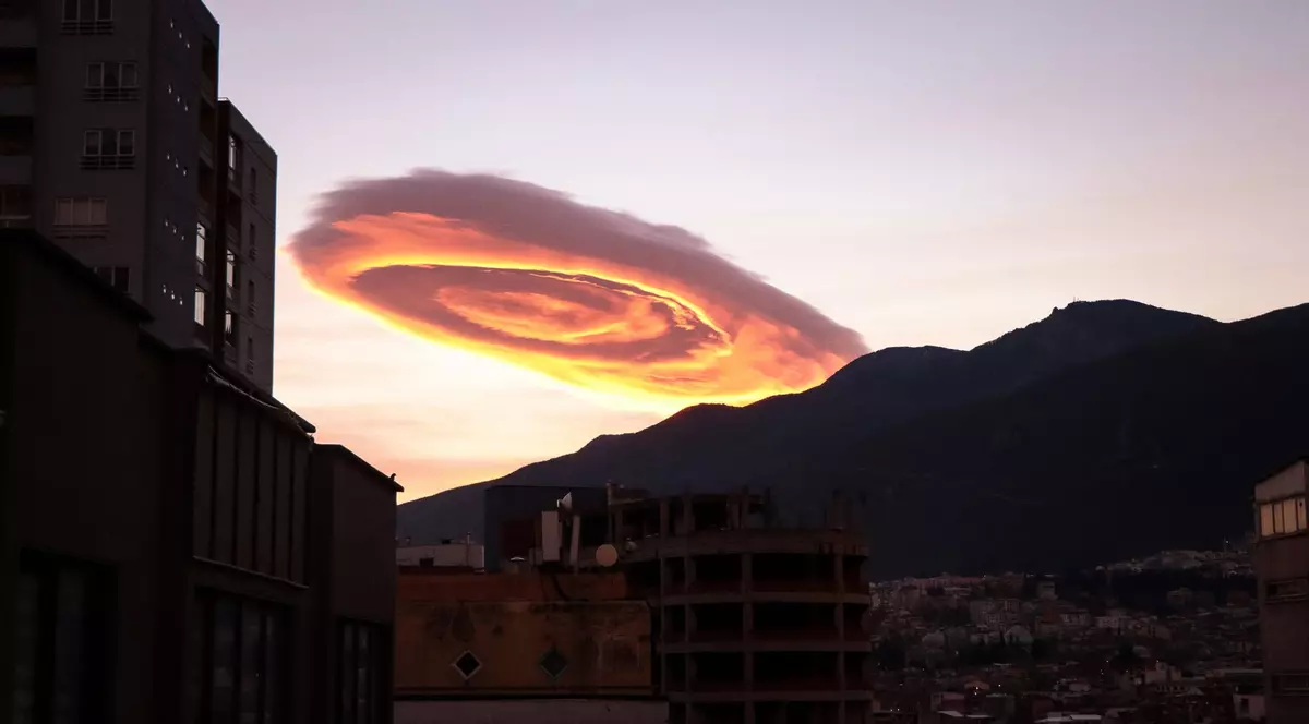 Fenomen spectaculos pe cerul Turciei: un nor în formă de OZN. FOTO