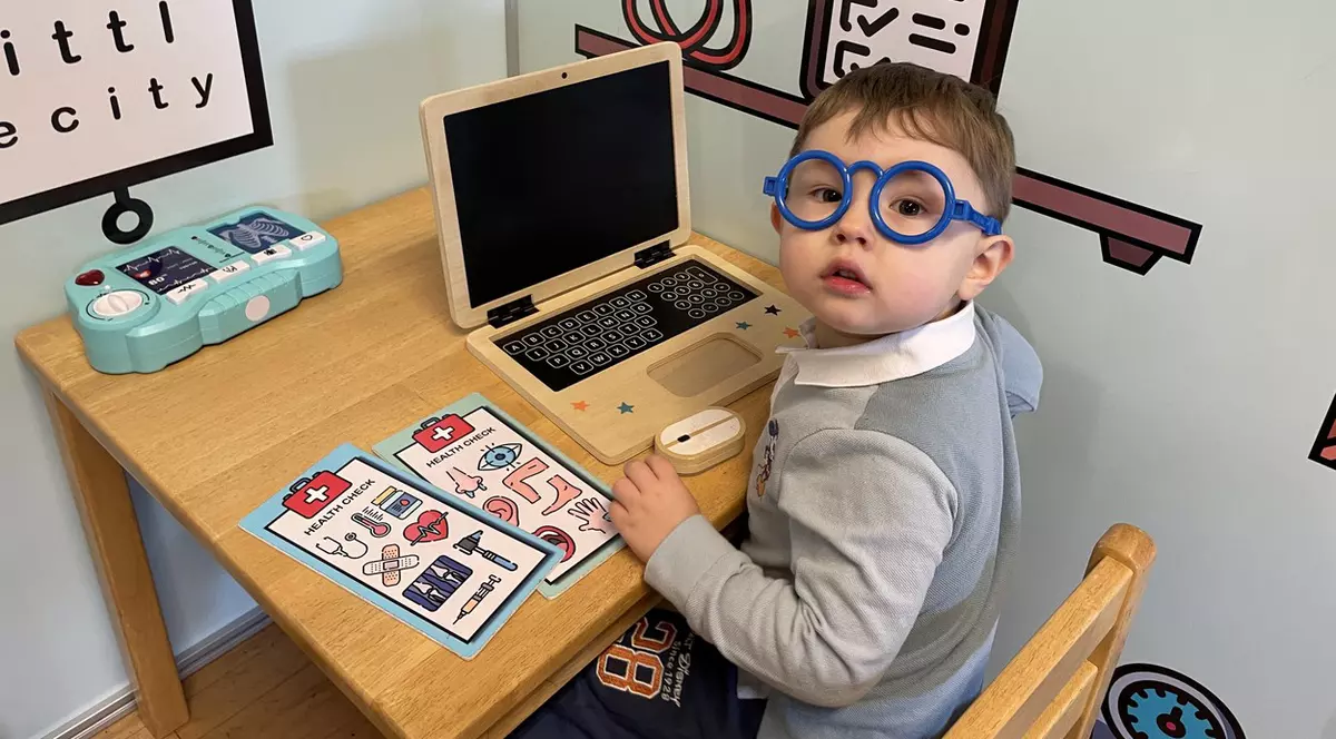 Copilul care la doi ani a învățat să citească și să numere singur a devenit membru Mensa