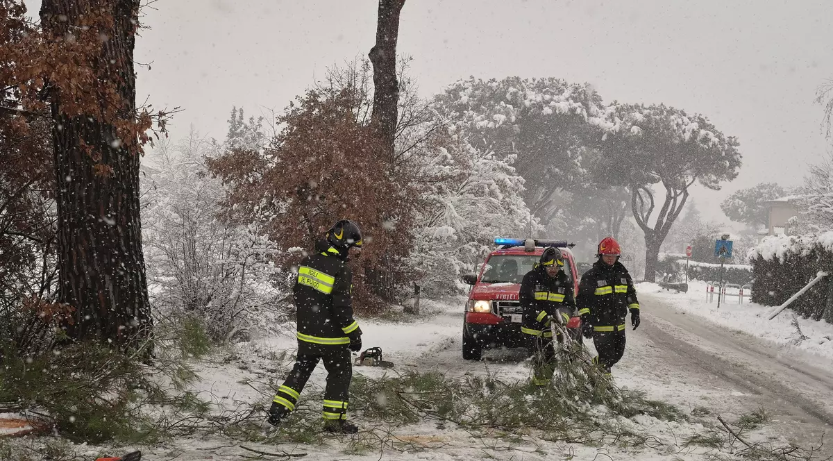 Sudul Italiei, lovit de ninsori, furtuni și inundații. Sute de oameni au fost evacuați. FOTO