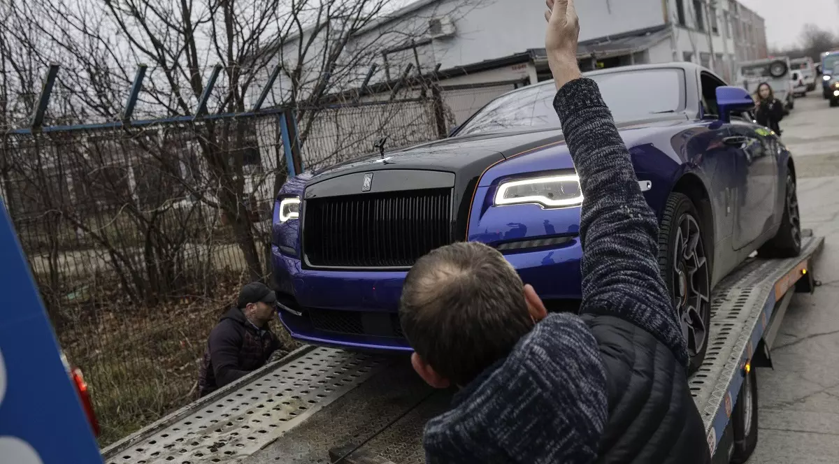 La cât se ridică valoarea bunurilor confiscate din vila fraților Tate. DIICOT a ridicat mașini, ceasuri de lux și cash