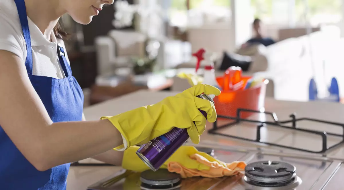 Femeie de serviciu română găsită cu 15.000 €  în casă și condamnată la 80 de zile de muncă în folosul comunității, în Belgia