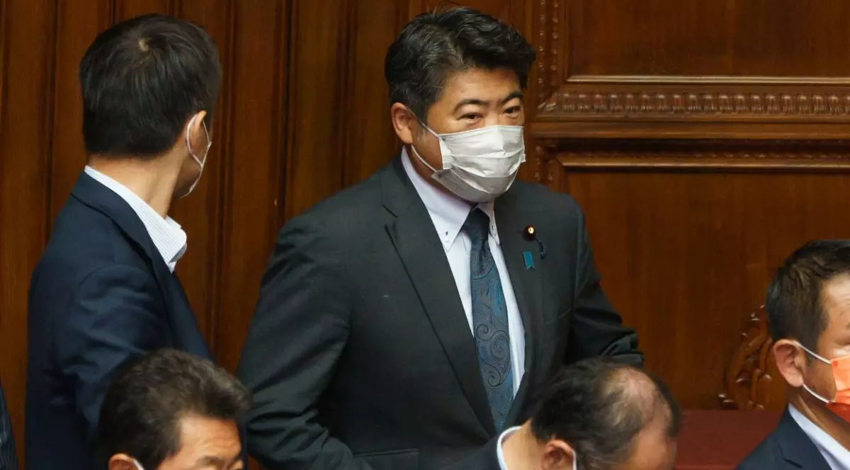 Oficial japonez criticat după ce și-a pus mâinile în buzunare, într-o vizită oficială în SUA. Mama sa i-a transmis că a făcut-o de rușine