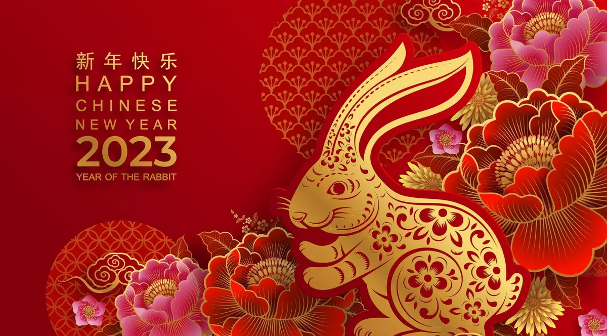 Când începe Anul Nou Chinezesc 2023. Previziuni și semnificații - Imagine care sugerează Anul Nou chinezesc 2023, cu un iepure şi flori, pe un fundal roşu