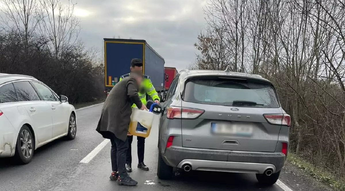 Șofer rămas fără combustibil, dus cu bidonul la benzinărie de un echipaj de poliție, în Timiș: „Sâmbăta faptelor bune”