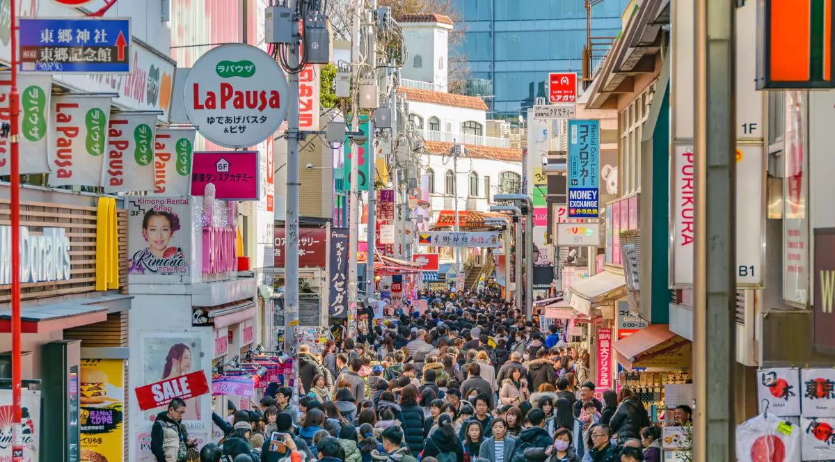 Tokyo a devenit atât de aglomerat încât autoritățile japoneze plătesc oamenii pentru a-i convinge să părăsească orașul