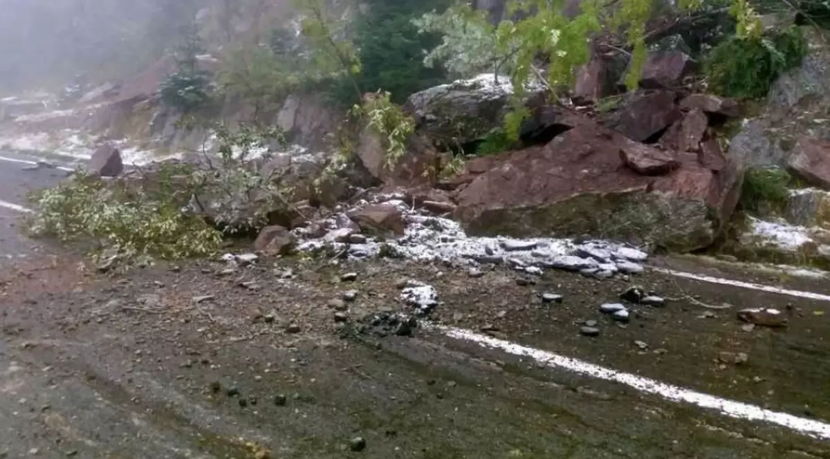 Avalanşă de pietre pe Transfăgărăşan. Purtător de cuvânt CNAIR: „Sperăm ca până seara să curăţăm drumul”