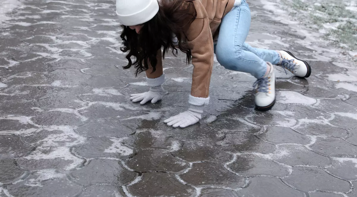 Trucuri anti-alunecare pentru zilele cu polei, gheață și zăpadă