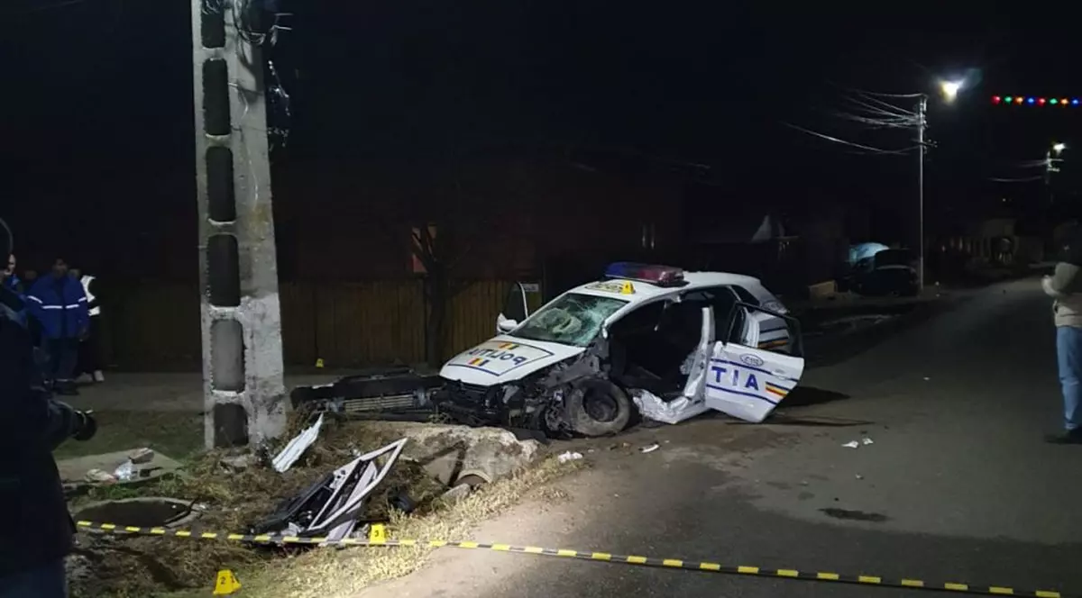 O autospecială a Poliţiei Buzău, implicată într-un accident, în timp ce urmărea un şofer. Două persoane au ajuns la spital