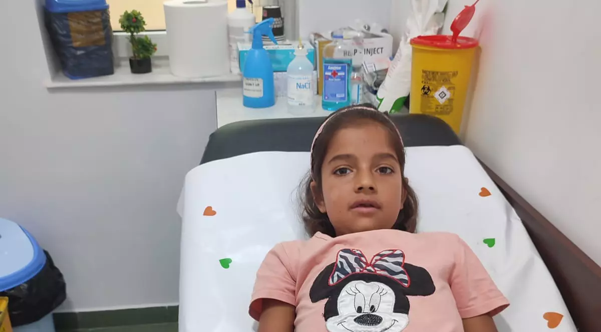 Viața Crenguței poate fi salvată cu tratamente care costă peste 20.000 de lei lunar. Cancerul abdominal de care suferă a recidivat, iar medicii i-au depistat și sindromul chiliaditi, care i-a afectat colonul