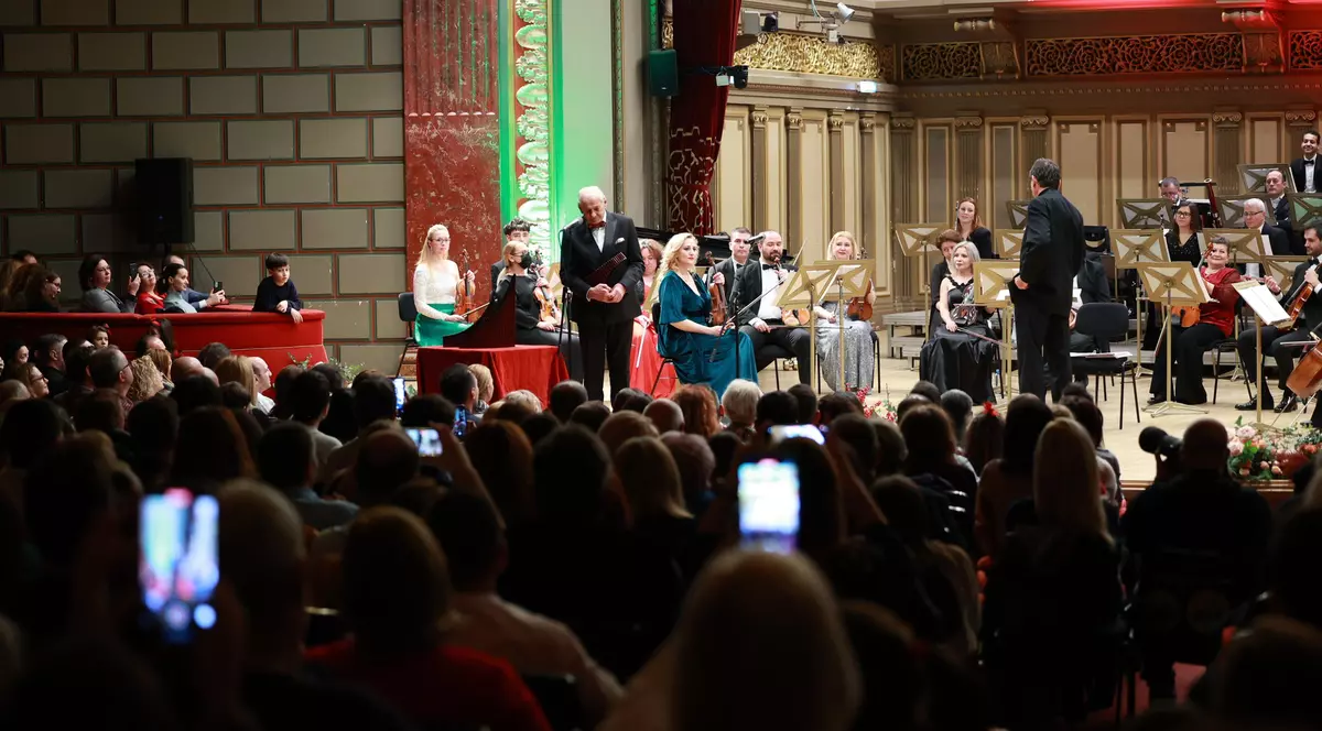 Alex, bolnav de cancer osos, a primit prin Fundația Ringier 24.000 de lei pentru a ajunge la tratament în Turcia. Banii au fost strânși în urma unui concert caritabil susținut la Ateneul Român