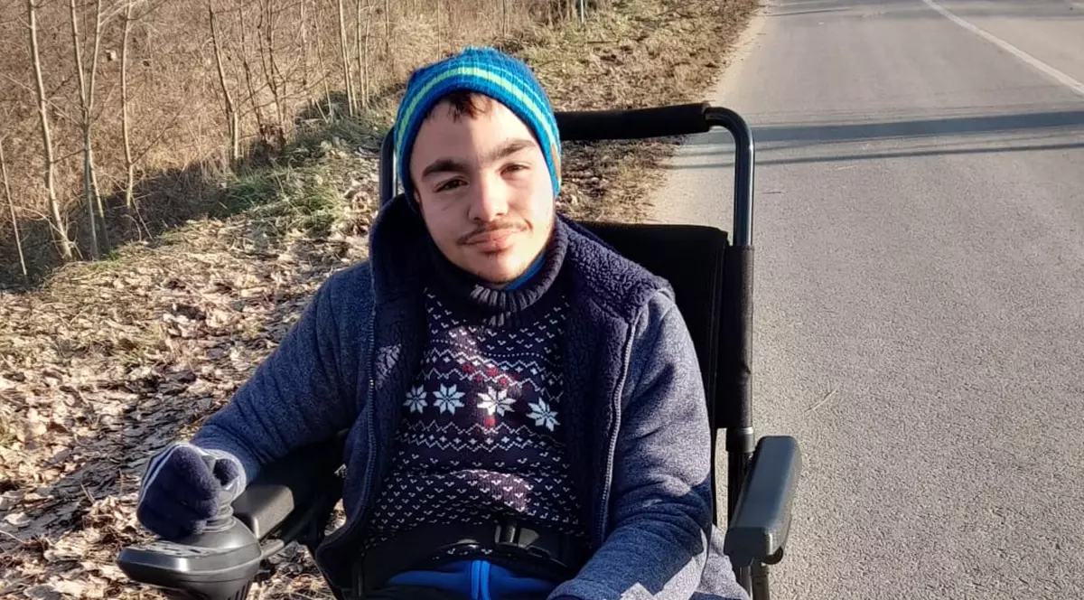 Prietenii Fundației Ringier i-au făcut lui Dragoș un cadou special. Băiatul bolnav de cancer și tetrapareză spastică a primit un căruț electric modern, în valoare de peste 1.500 de euro