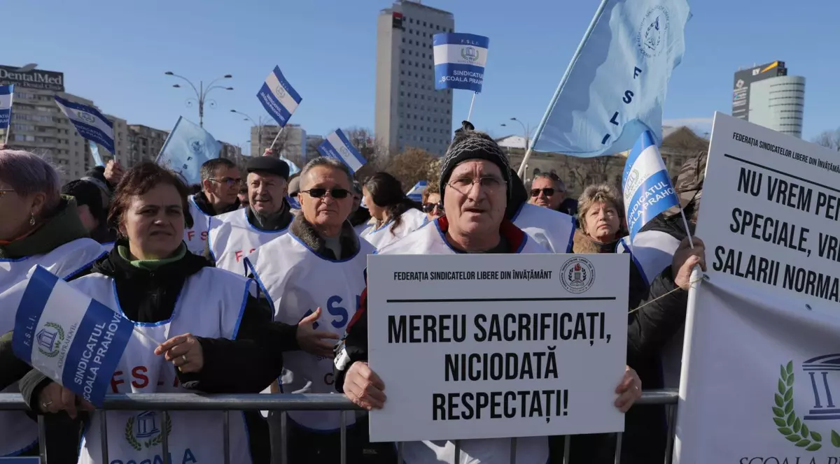 Federaţiile din Educaţie au ieșit în stradă și au protestat în fața Guvernului: „Mereu sacrificați, niciodată respectați. Vrem salarii decente”