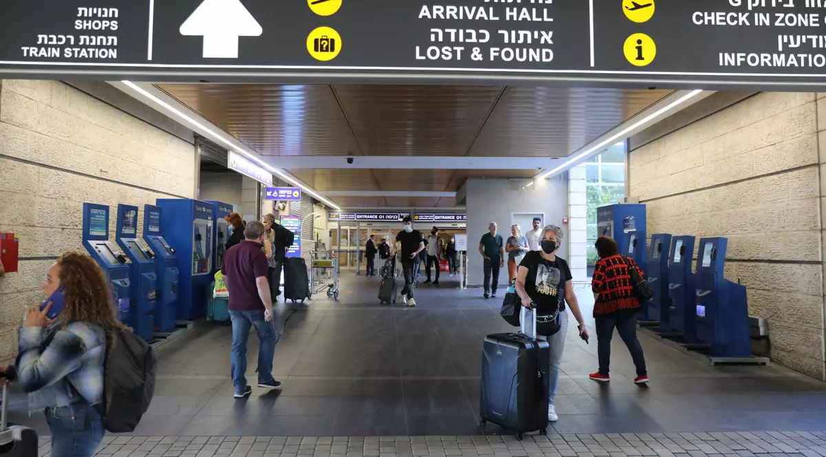 Și-au abandonat bebelușul pe aeroportul din Tel Aviv, după ce au aflat că trebuie să plătească 25 de euro să călătorească cu el