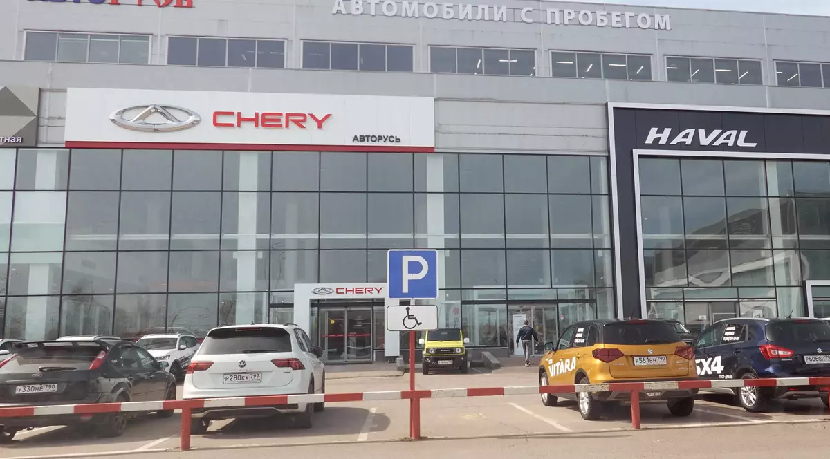 Ce companii au înlocuit iPhone, BMW și Mercedes în Rusia, după ce multe companii străine au părăsit țara din cauza războiului