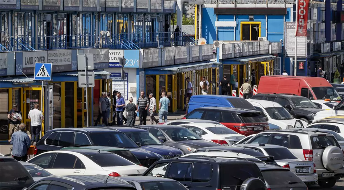 Rușii, nevoiți să cumpere mașini second hand, după ce industria auto a fost drastic afectată de sancțiunile occidentale