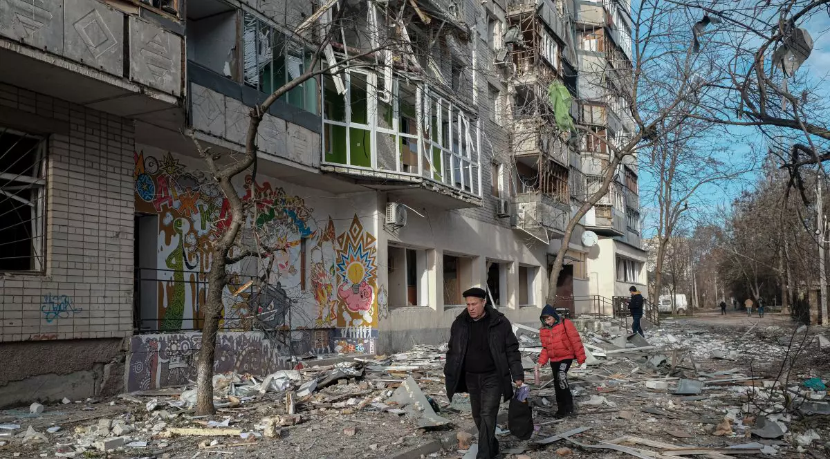 Război în Ucraina, ziua 354 | Bombardamente în centrul orașului Herson. Rușii au distrus clădirea administrației militare