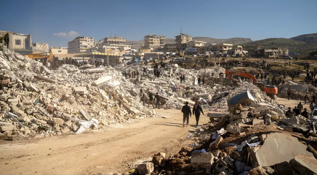Munți de moloz. Asta a lăsat în urma cutremurului din 6 februarie în orașul sirian Idlib. Foto: EPA