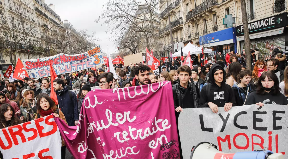 Sute de mii de francezi au protestat sâmbătă față de creșterea vârstei de pensionare. Sindicatele amenință că „vor închide” țara