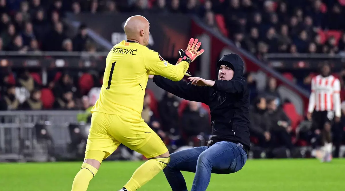 Portarul lui FC Sevilla a fost atacat de un huligan în timpul meciului de la Eindhoven, din Europa League: „Era beat. Dacă cineva mă lovește, mă apăr”