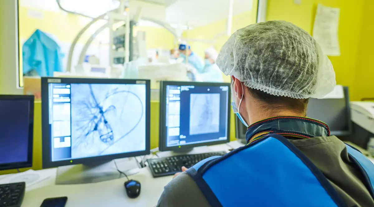 Reacția unui cardiolog și a unui chirurg de top din România după cazul de la Iași: „Atenție că stenturile sunt imposibil de refolosit, din fabricație! În România sunt 3.000 de cardiologi care salvează oameni”