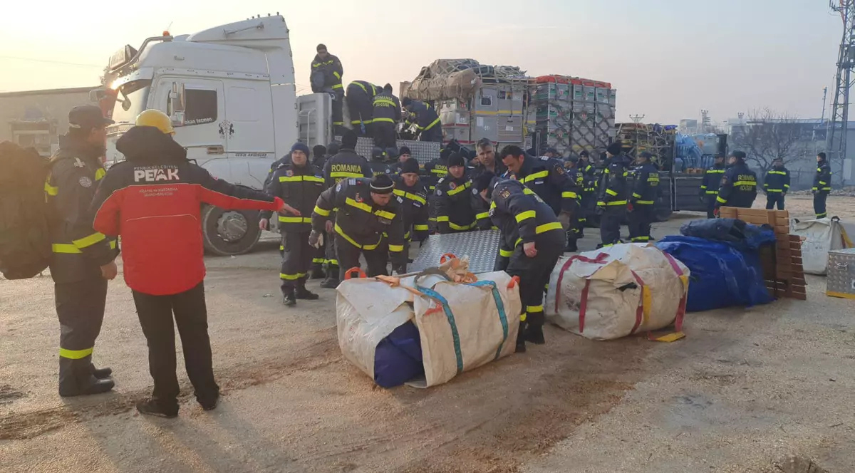 Recuperarea unei familii blocate sub dărâmături, prima misiune a salvatorilor români în Turcia. Copilul a fost găsit mort