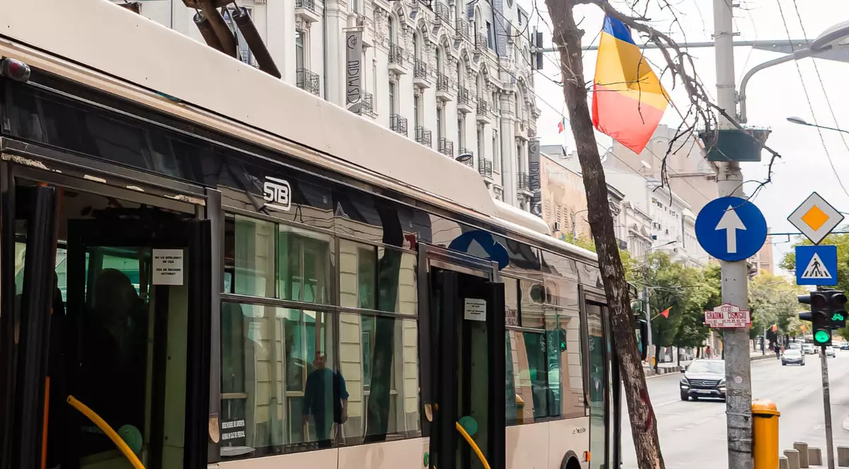 Aproape 1.000 de staţii de transport public din Capitală vor afişa informaţii în timp real cu programul de circulaţie al vehiculelor