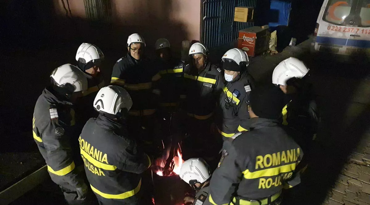Adolescent de 16 ani, scos de sub dărâmături de salvatorii români trimiși în Turcia. Imagini cu intervenția