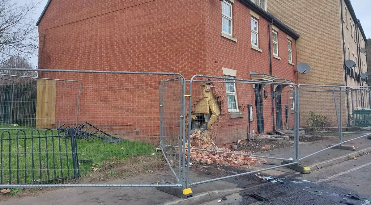 Un băiat de 14 ani a furat o mașină și a intrat în două case în Marea Britanie, cărora le-a afectat structura de rezistență, astfel că vor fi demolate
