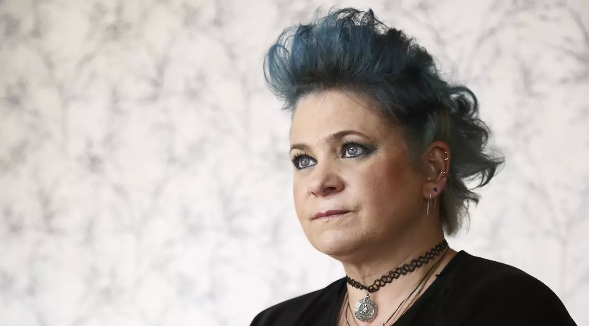 Anca Sigartău, transformare radicală pentru rolul ei din serialul „Lia - Soția soțului meu”. Are părul albastru