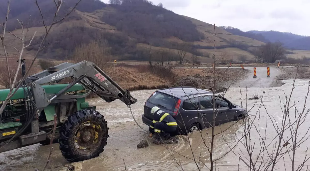 3 oameni au fost salvați de pompieri, după ce au încercat să traverseze Someșul cu mașina și au rămas blocați în mijlocul râului, în Sălaj