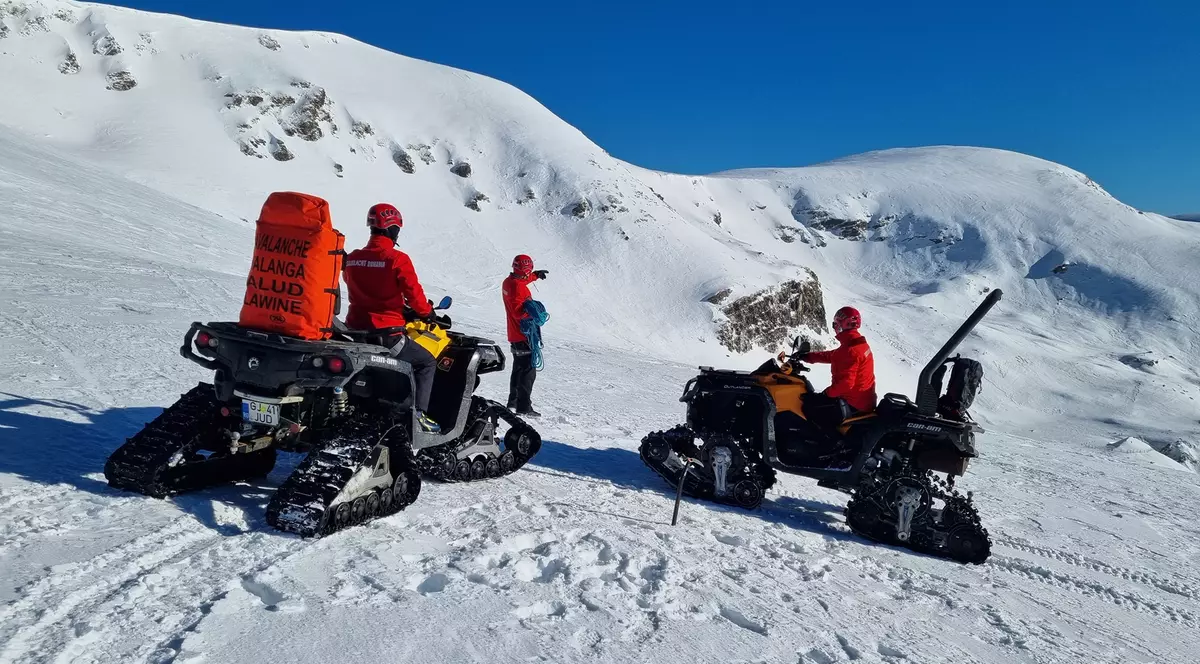 Avalanșă în Munții Rodnei, în zona Borșa. „Un turist străin a murit, doi au ieșit singuri din zăpadă”