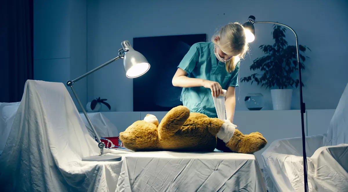 Ce înseamnă când visezi doctor