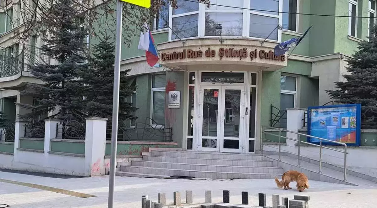 Centrul Rus de Știință și Cultură din Chișinău, Republica Moldova, vandalizat cu vopsea roșie
