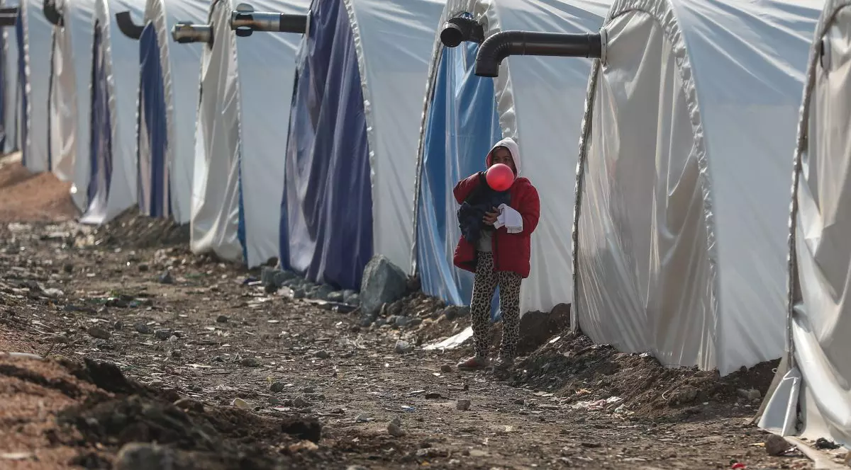 Cea mai mare organizaţie de caritate a Turciei, criticată pentru că nu a donat, ci a vândut corturi pentru oamenii rămași fără adăpost după seisme