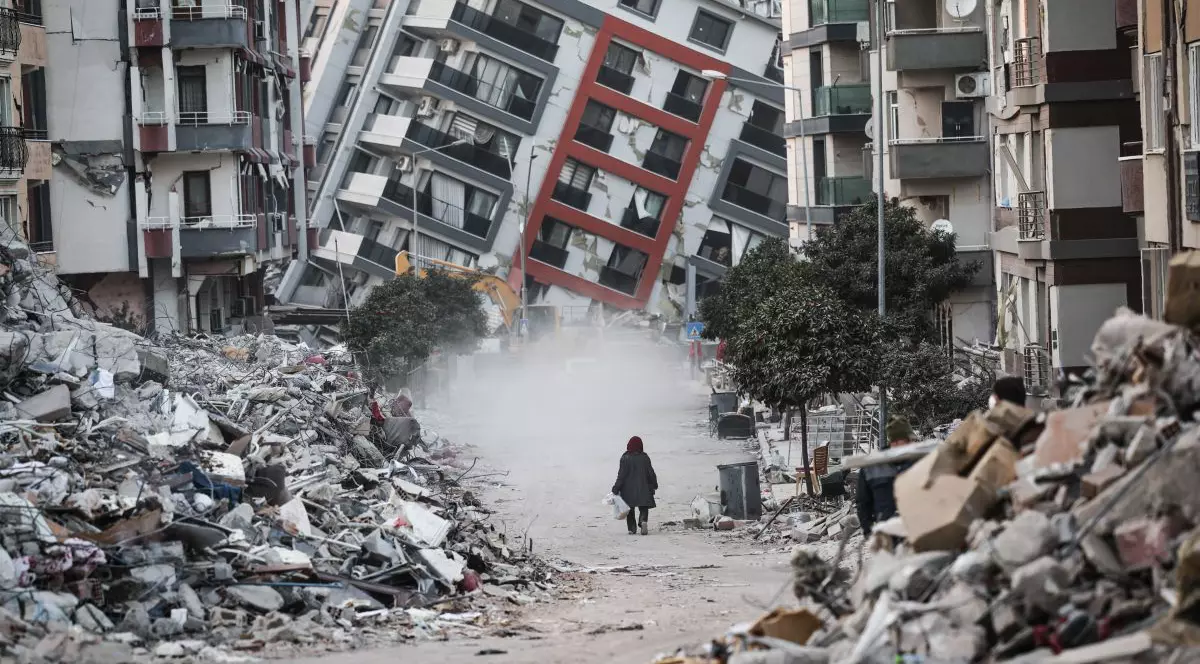 Turcii se revoltă împotriva autorităților, după ce casele „rezistente la cutremur” s-au prăbușit. „Cine e responsabil?!”