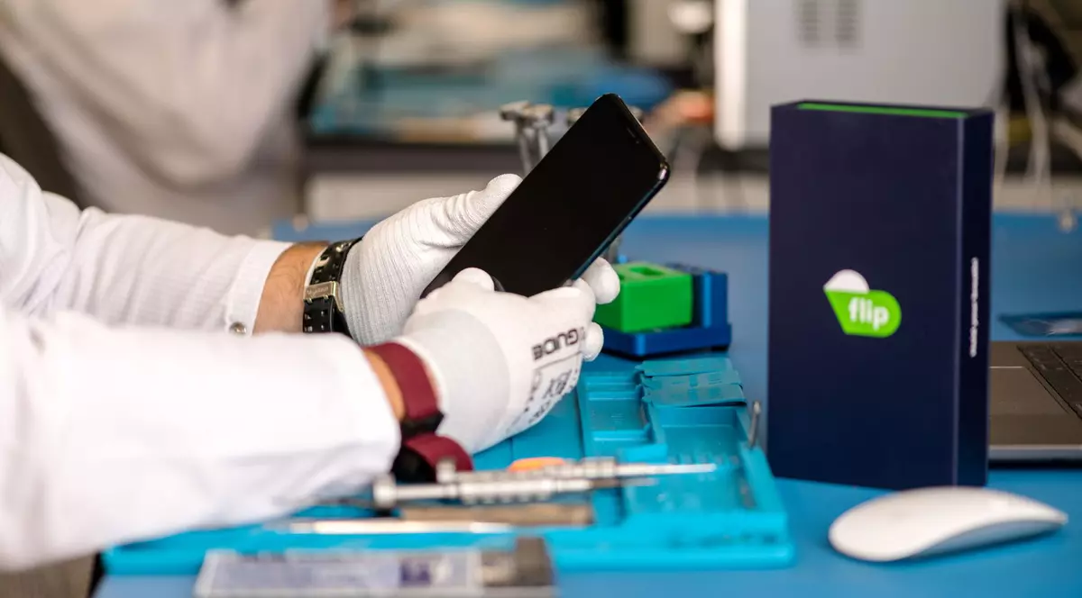 4 motive pentru care românii țin telefoanele nefolosite în sertar. Soluția Flip.ro?