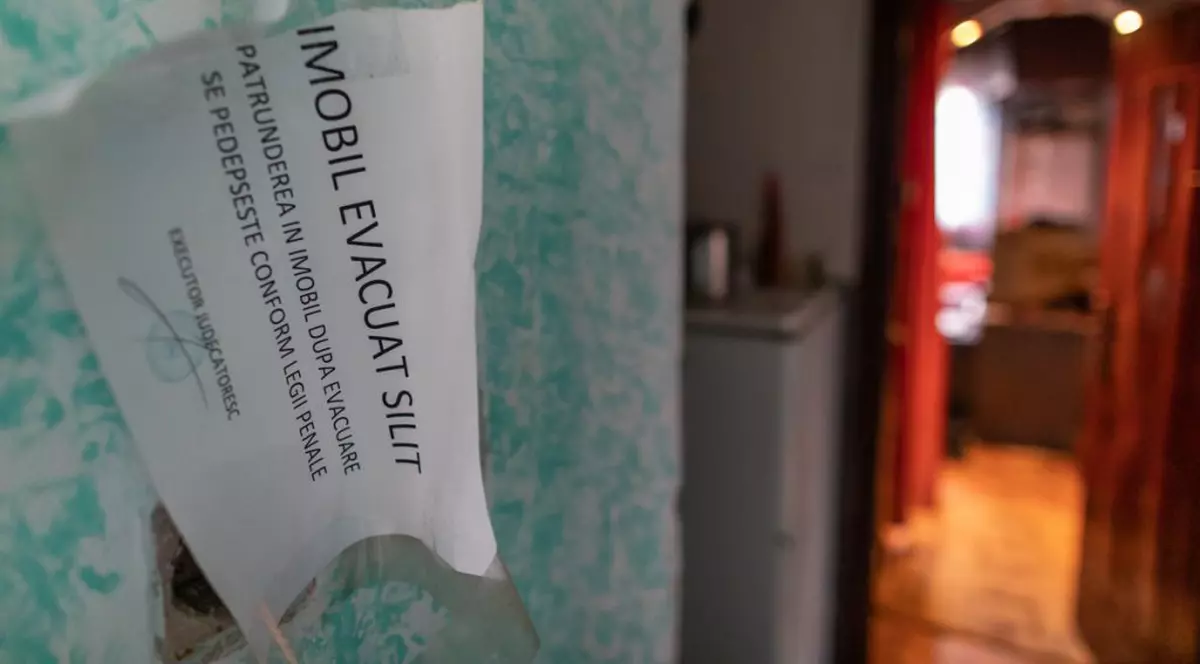 Afiș lipit pe una dintre ușile din blocul „Turturica” din Alba Iulia, la evacuarea din 2017. Foto: Vlad Chirea / Libertatea