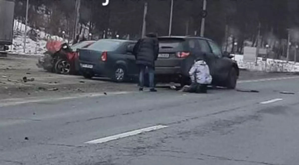 Trafic blocat pe DN1, în județul Brașov, după ce o mașină a intrat în două autoturisme parcate. 4 persoane au fost rănite, a fost solicitat elicopterul SMURD