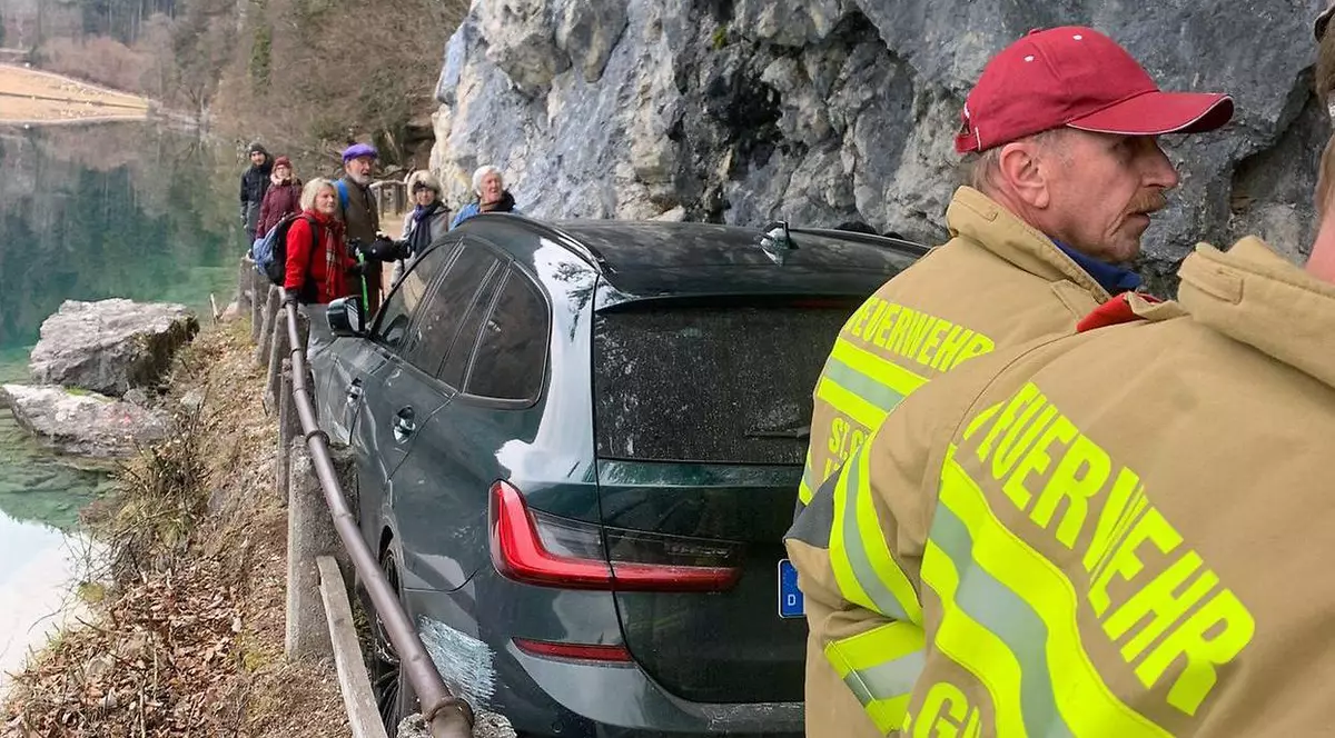 Un șofer de 77 de ani rămas blocat cu mașina pe o potecă montană, în Austria, salvat de pompieri: „Așa m-a dus GPS-ul”