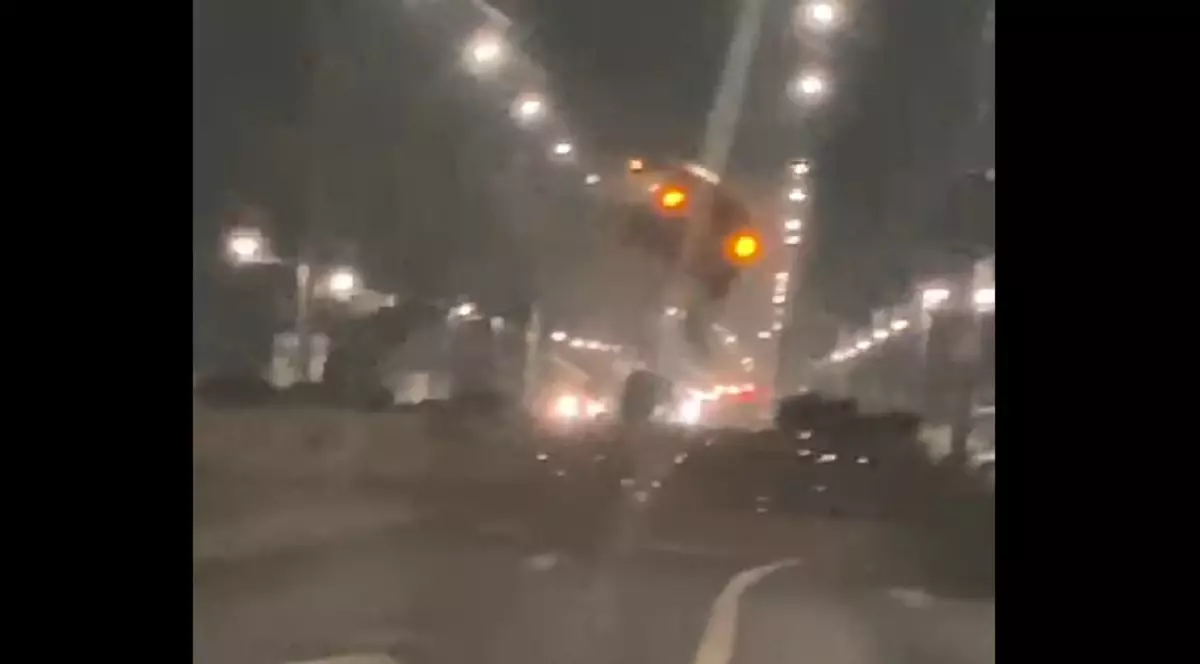 Un șofer de 73 de ani a zburat cu mașina peste un sens giratoriu din Brăila | VIDEO