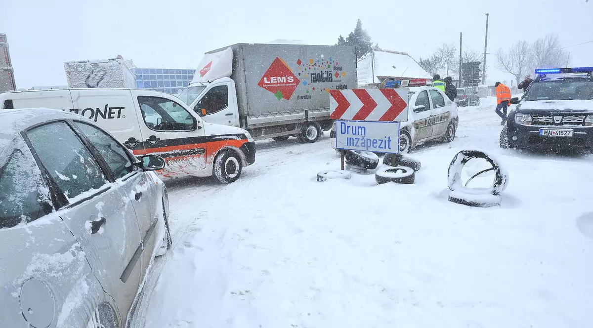 Efectele viscolului în țară: Zeci de drumuri închise, oameni blocați în zăpadă și localități fără electricitate