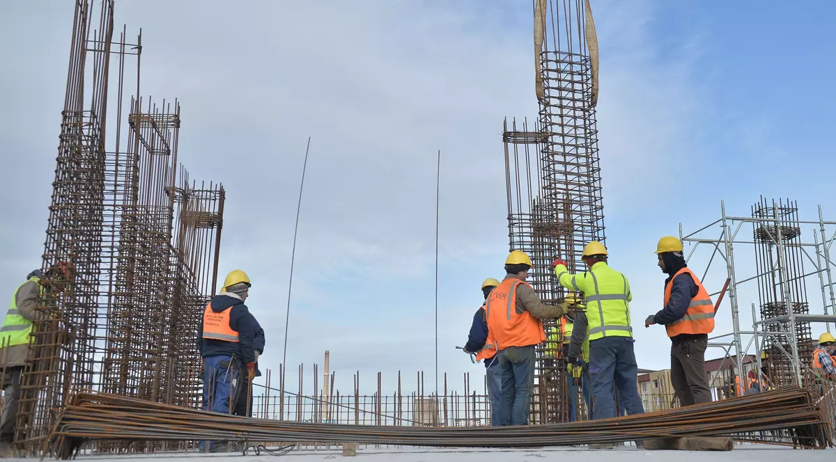 Unde se câștigă cel mai bine în domeniul construcțiilor: un muncitor câștigă în medie 4.500 de lei, un șef poate ajunge la 34.000 de lei