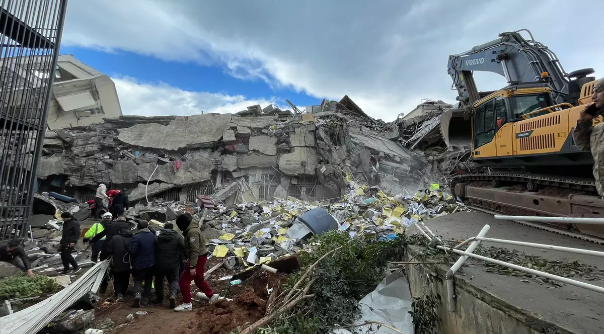 Operațiunile de căutare și salvare continuă în spitalul din Hatay prăbușit, după ce un cutremur cu magnitudinea de 7,8 a lovit districtul Iskenderun din Hatay, Turcia, pe 6 februarie 2023. | Foto: Sezgin Pancar / Agentia Anadolu/ABACAPRESS.COM