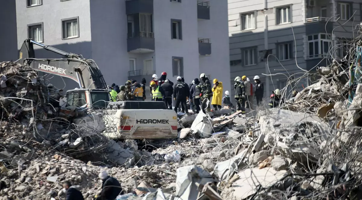 Ruinele clădirii în care locuiau fotbalistul ghanez Christian Atsu de la Atakas Hatayspor și directorul sportiv Taner Savut, ambii găsiți morți după cutremur. Foto: Hepta